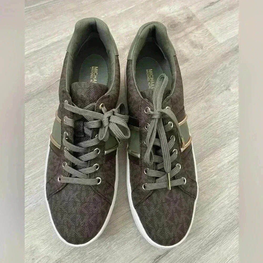 MICHAEL KORS - Poppy Stripe Lace
Up Sneaker 9